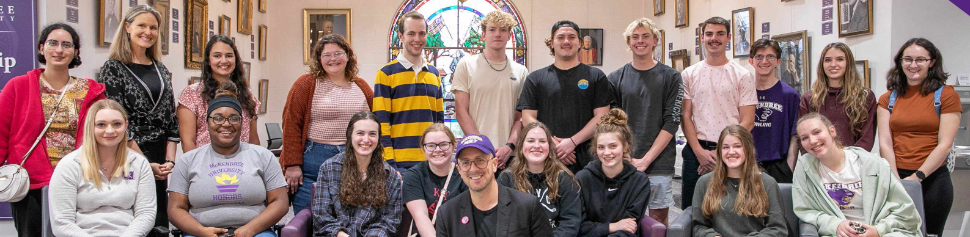 Large group of honors students with TV host Steve Burns in McKendree Library